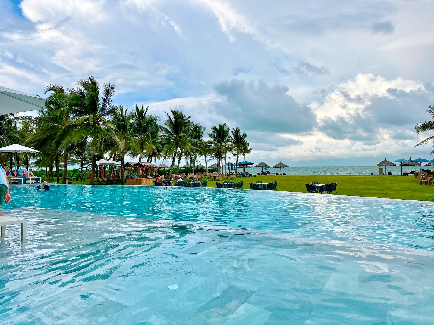 villa所提供的早餐餐廳外就是無邊際泳池。劉沛妘攝