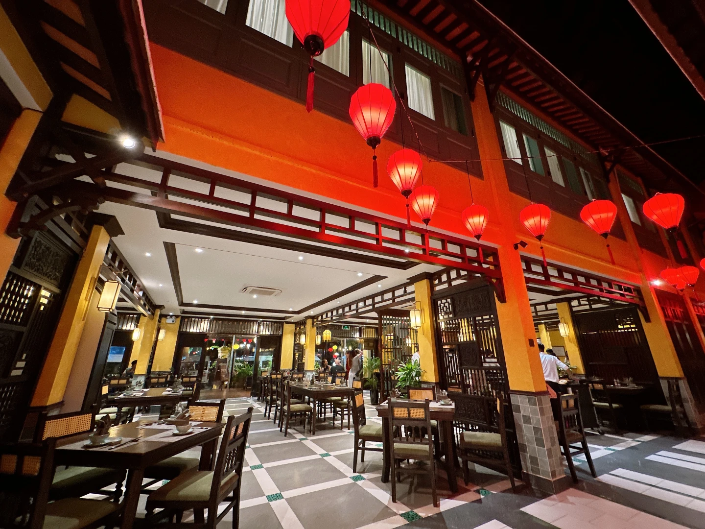 Ngon Pho Hoi餐廳空間呈現會安建築主要特色,中間有鑿井、天井,再加上會安的燈籠。劉沛妘攝