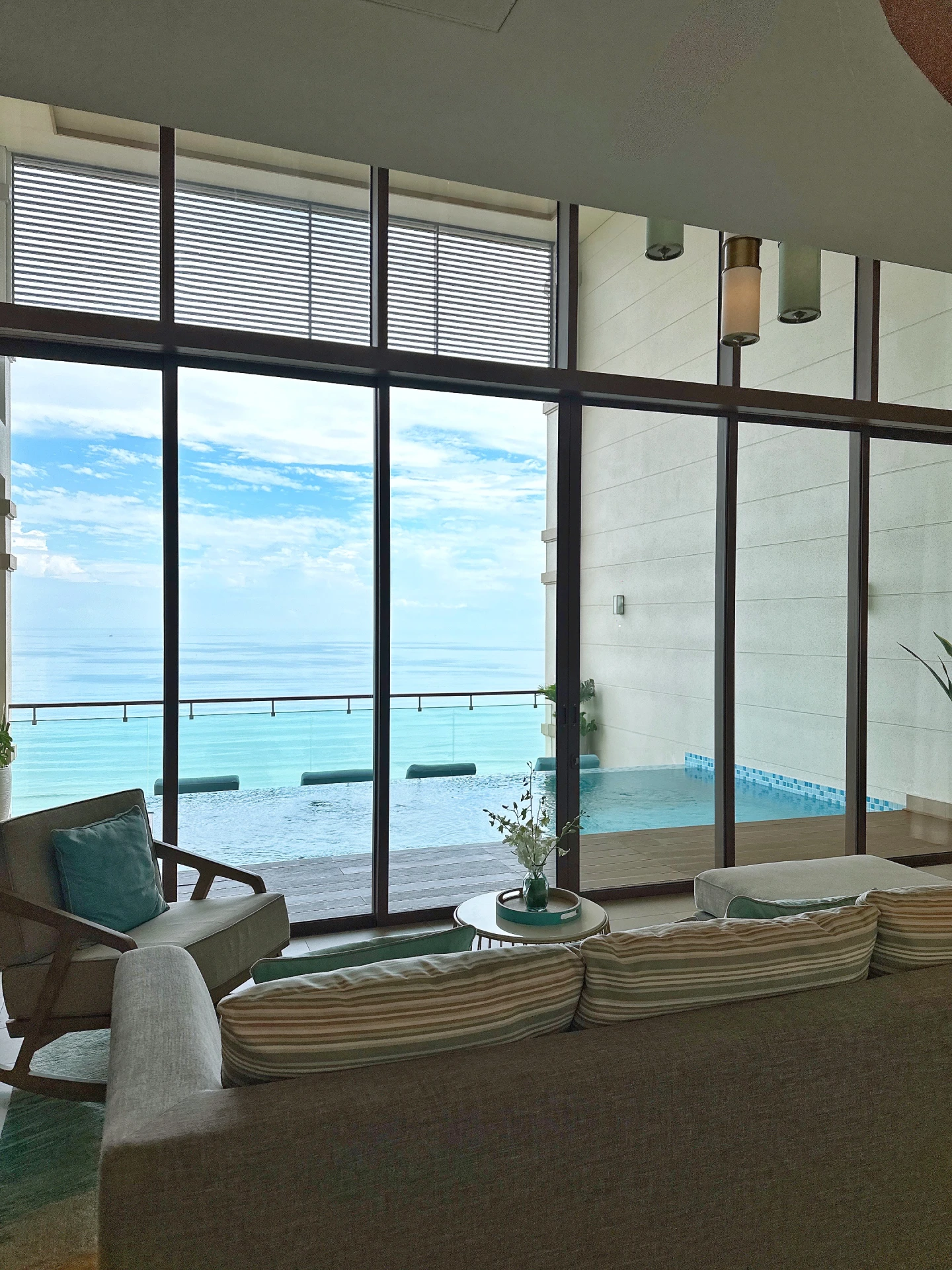 「三臥總統泳池閣樓套房」位於酒店樓最高樓層,房內獨享無邊際泳池。劉沛妘攝