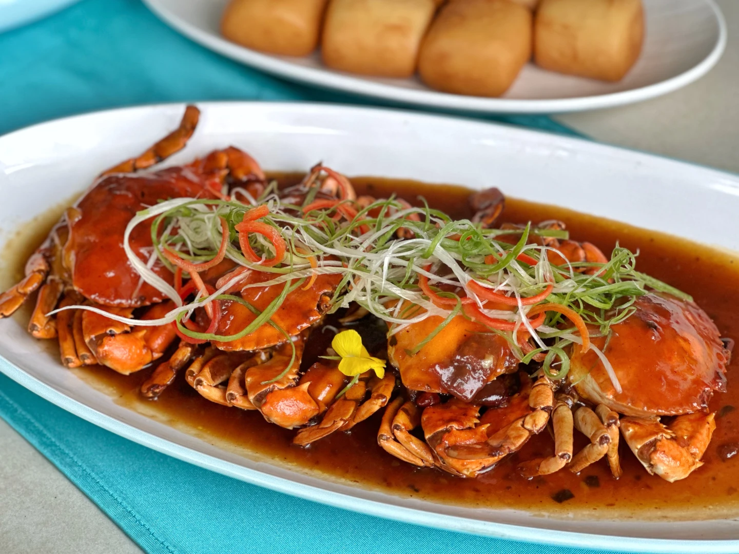 酸甜醬炒螃蟹(附麵包)。劉沛妘攝