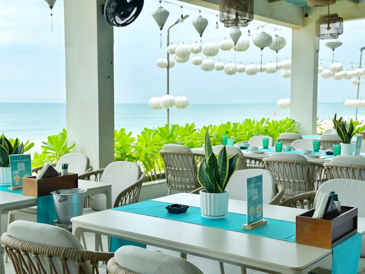 戶外用餐區眺望美麗海景。劉沛妘攝