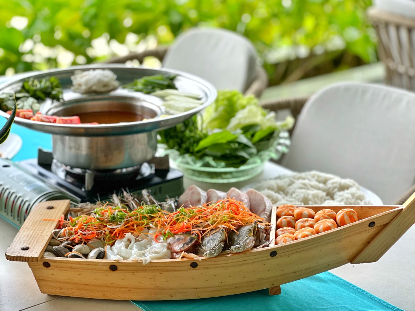 越式海鮮火鍋(附蔬菜拼盤、米線)。劉沛妘攝