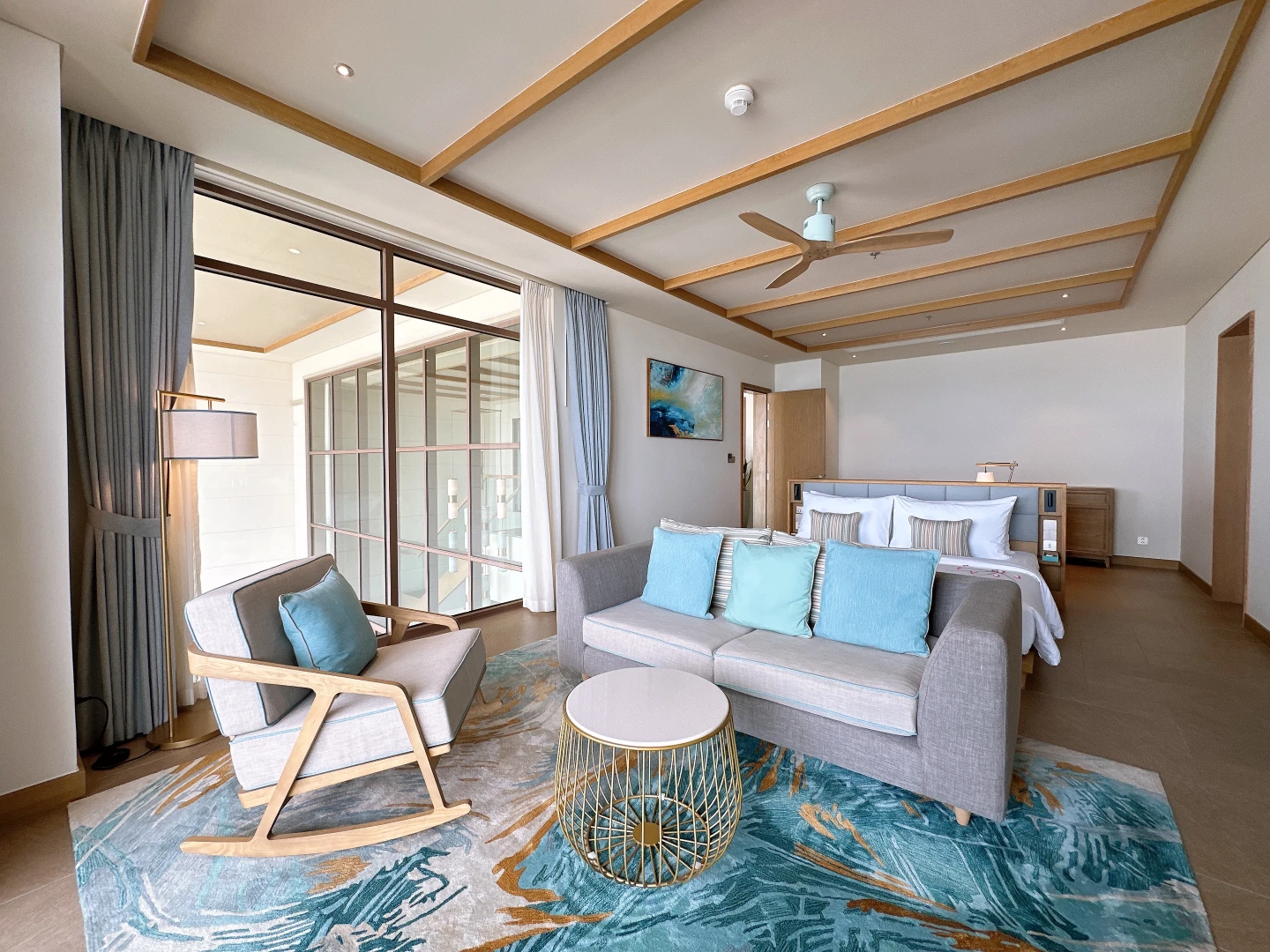 房內元素融合不少藤編、tiffany藍的元素,如同在海島度假般的放鬆氛圍。劉沛妘攝