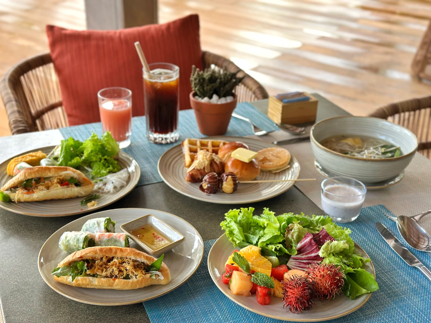 早餐吃得到現煮越南河粉、現烤越南法國麵包。劉沛妘攝