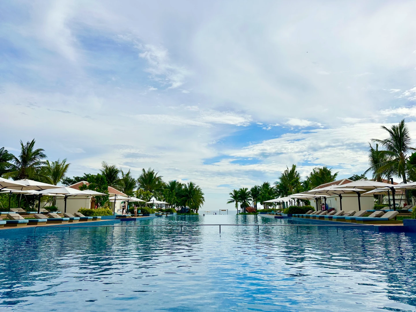 度假村內的無邊際泳池。劉沛妘攝