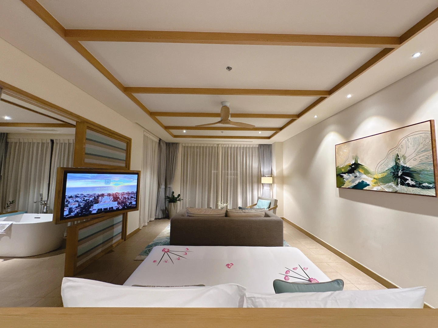 酒店樓「海景套房」空間廣達18坪。劉沛妘攝