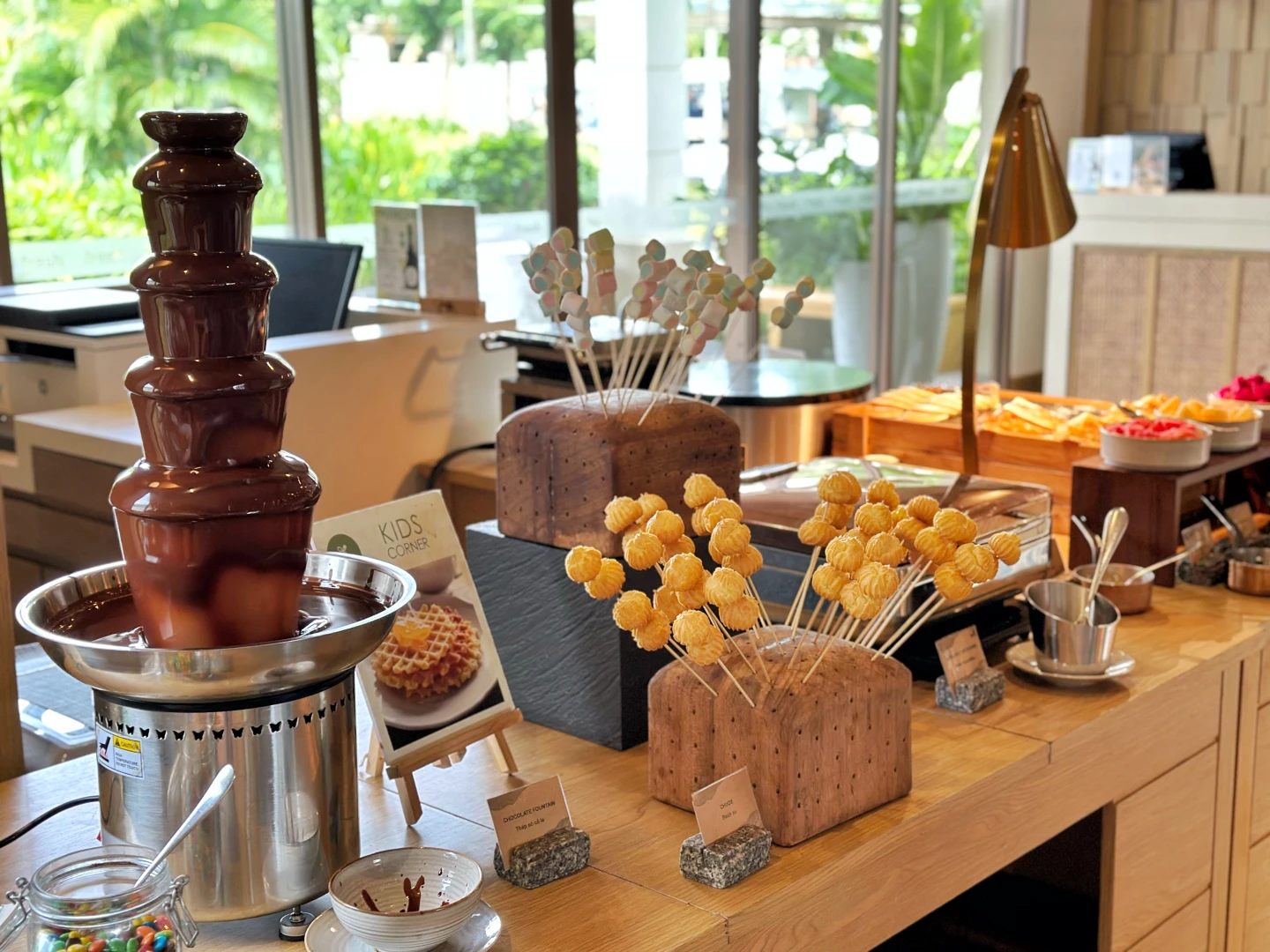 甜點區還有巧克力噴泉及現煎鬆餅。劉沛妘攝