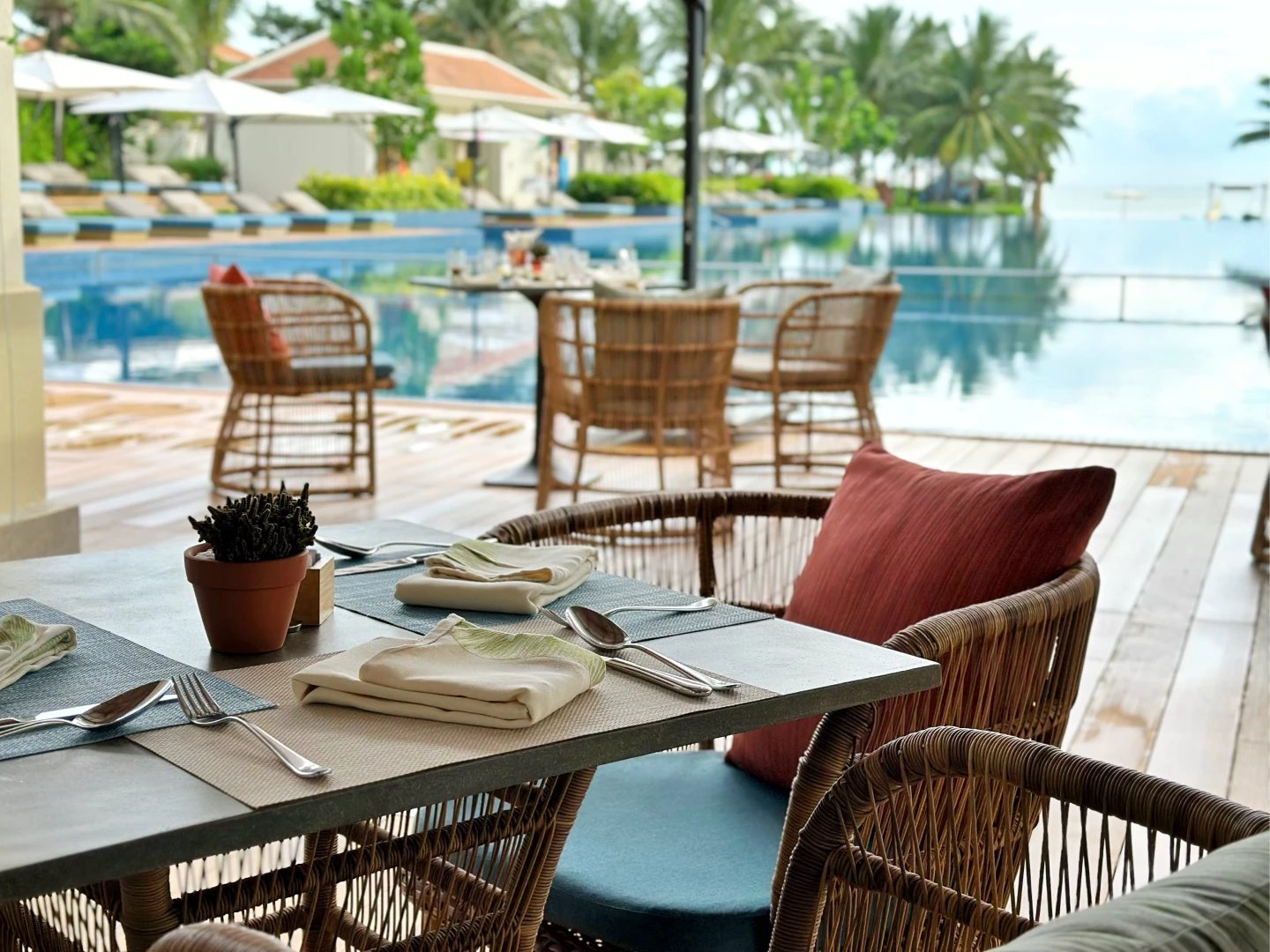 全天候營業的自助式餐廳「Fresh」,戶外用餐區可眺望無邊際泳池與海灘美景。劉沛妘攝