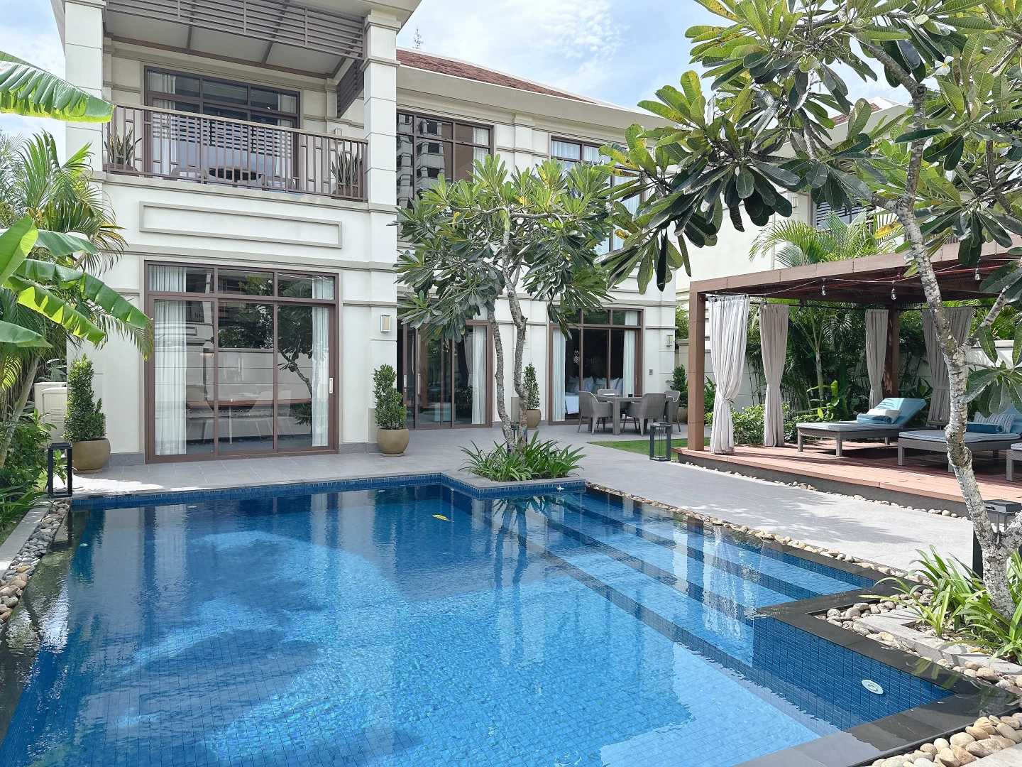 高級別墅擁有私人泳池。劉沛妘攝