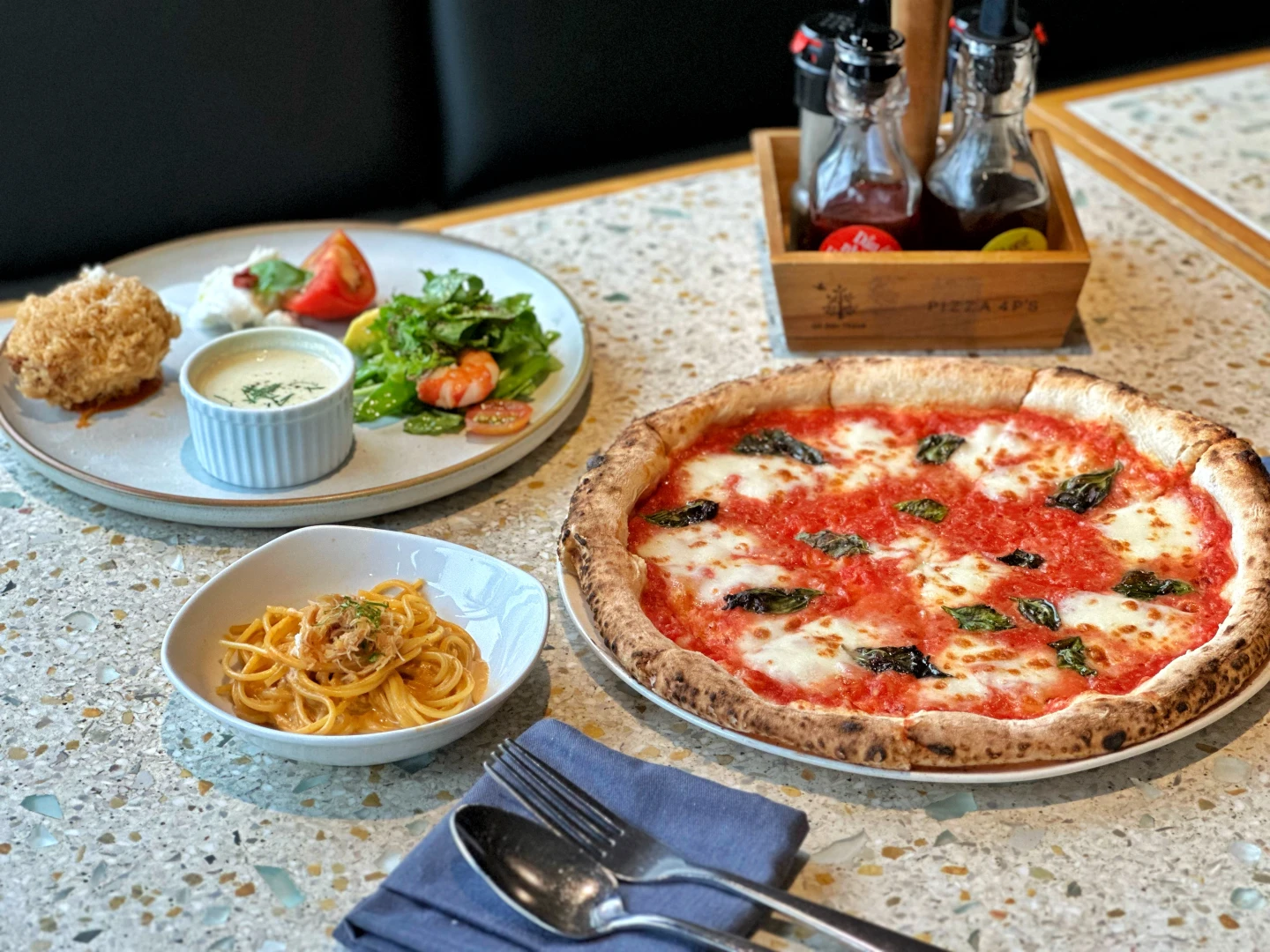 瑪格麗特披薩、海鮮酥餅、蟹肉番茄義大利麵。劉沛妘攝