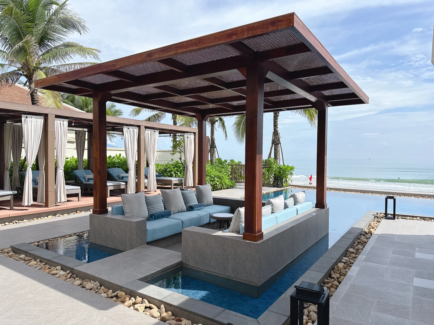 別墅泳池、涼亭。劉沛妘攝