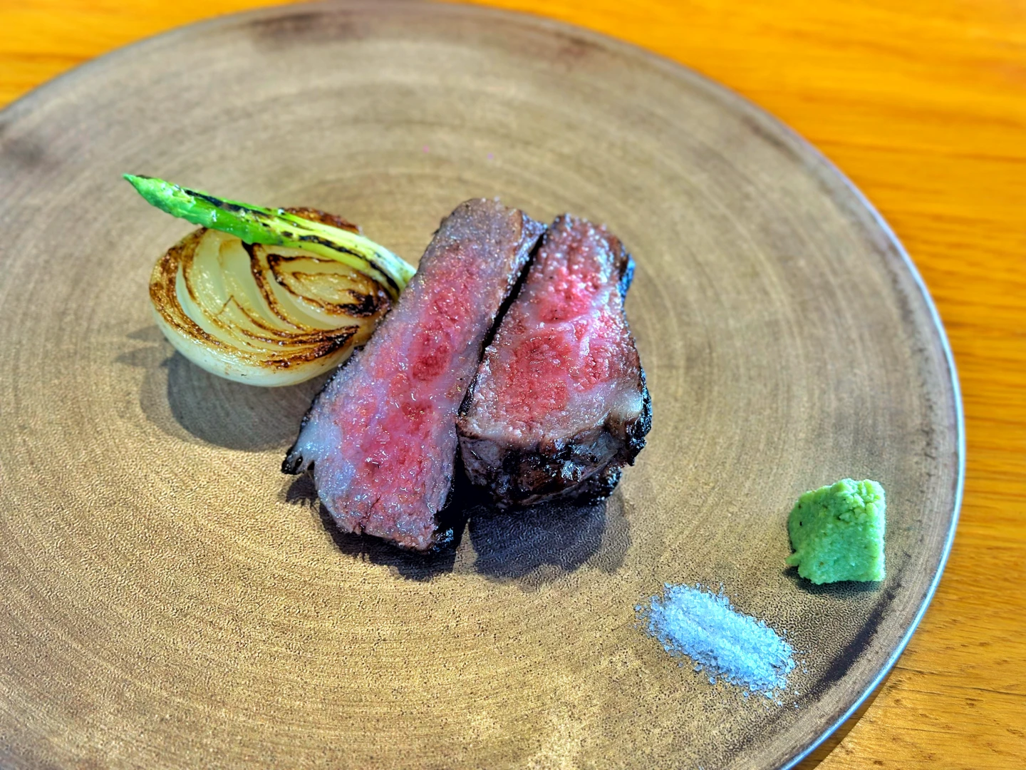 招牌料理「黑毛和牛鐵板燒」,咬下表皮酥脆、肉汁香氣四溢。劉沛妘攝