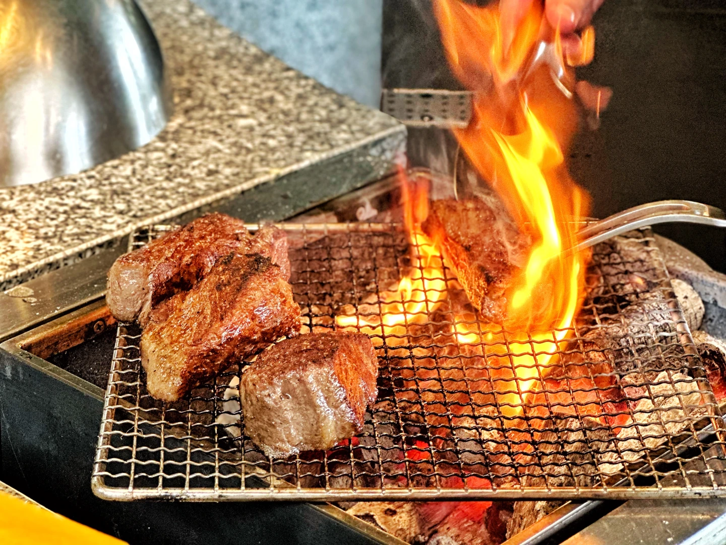 招牌料理「黑毛和牛鐵板燒」,套餐每人1,999,000越南盾(約台幣2319元)。劉沛妘攝