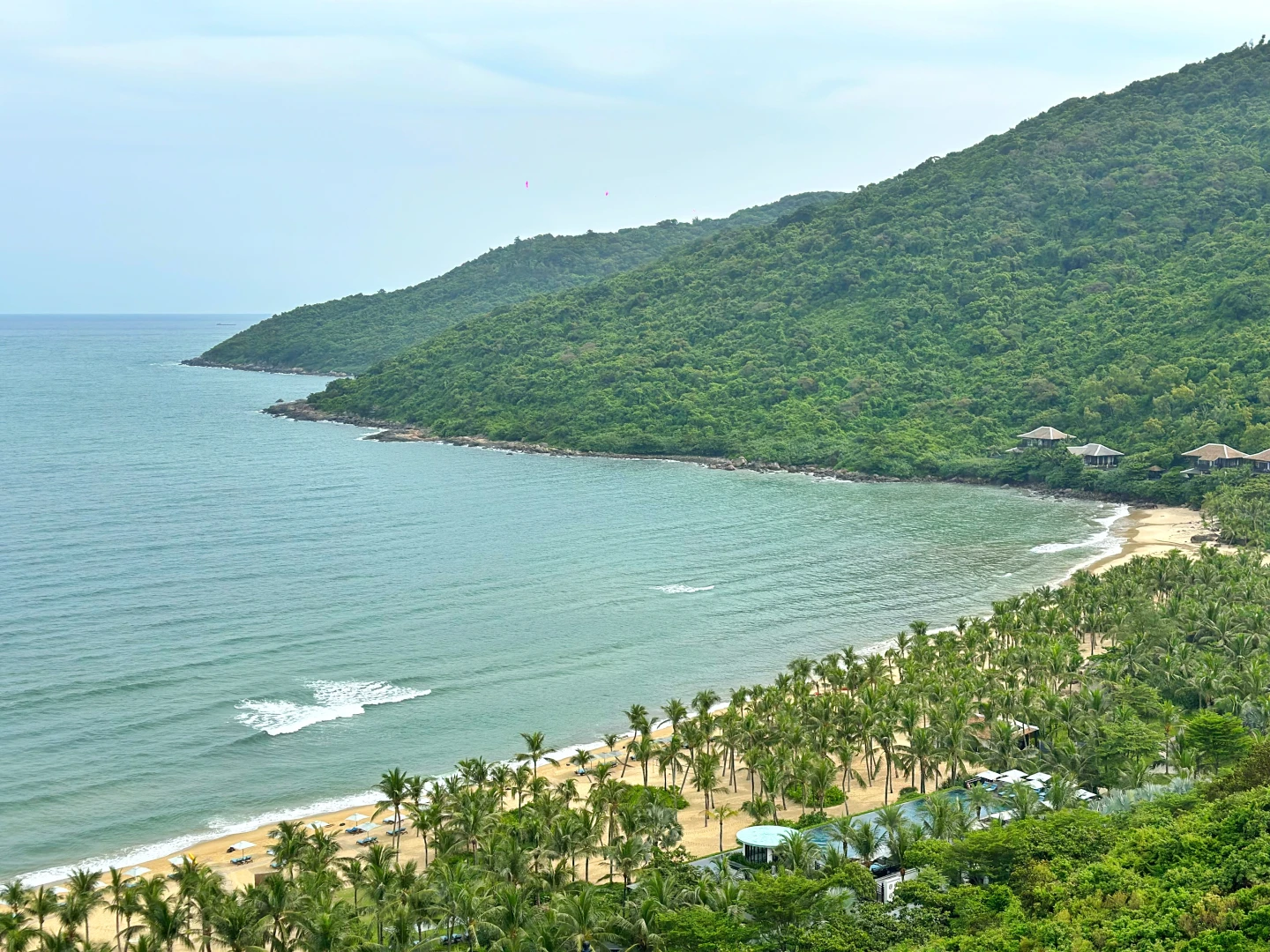 「峴港洲際陽光半島酒店」座落於峴港山茶半島的制高點。劉沛妘攝