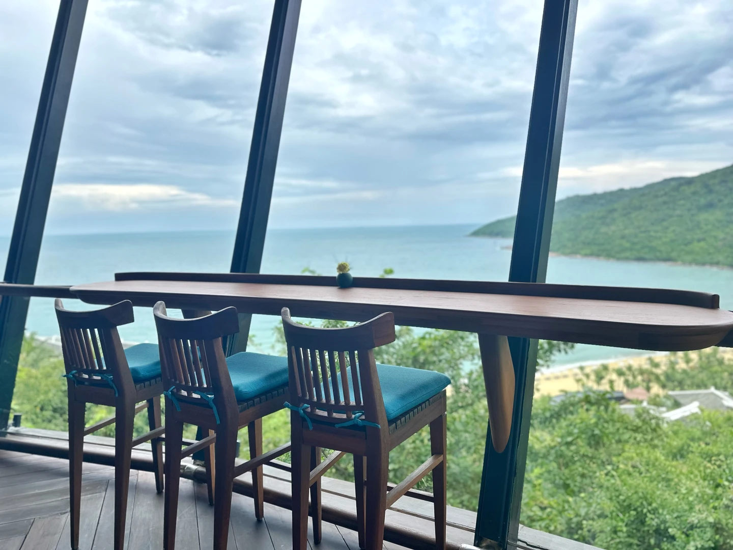 日式鐵板燒「天河原」客人可一邊吃美食、一邊俯瞰海景。劉沛妘攝