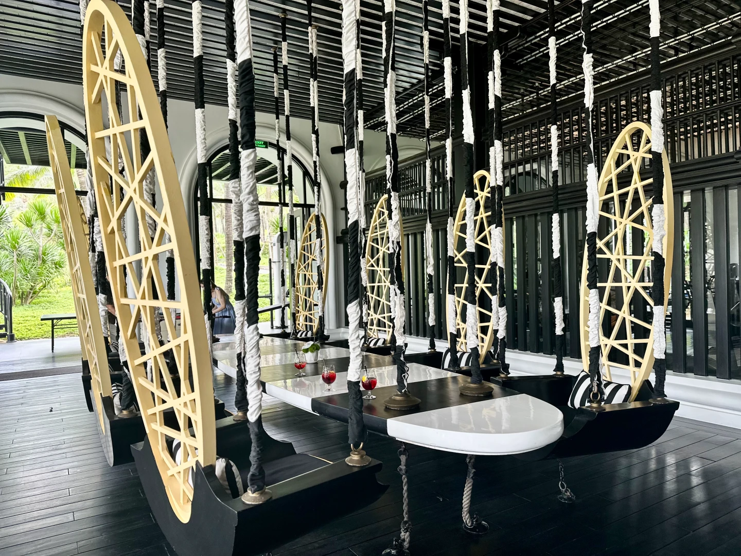 「L_O_N_G Bar」衝浪板造型的座椅,相當特別。劉沛妘攝