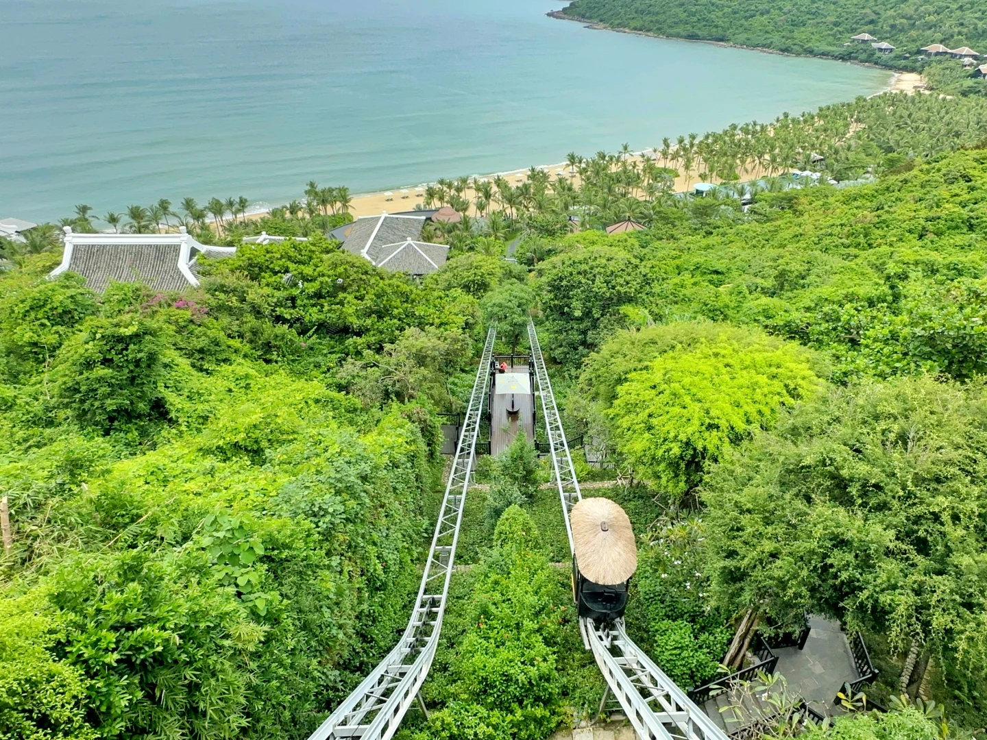 「峴港洲際陽光半島酒店」的交通工具為「纜車」,就像是度假村裡的電梯。劉沛妘攝