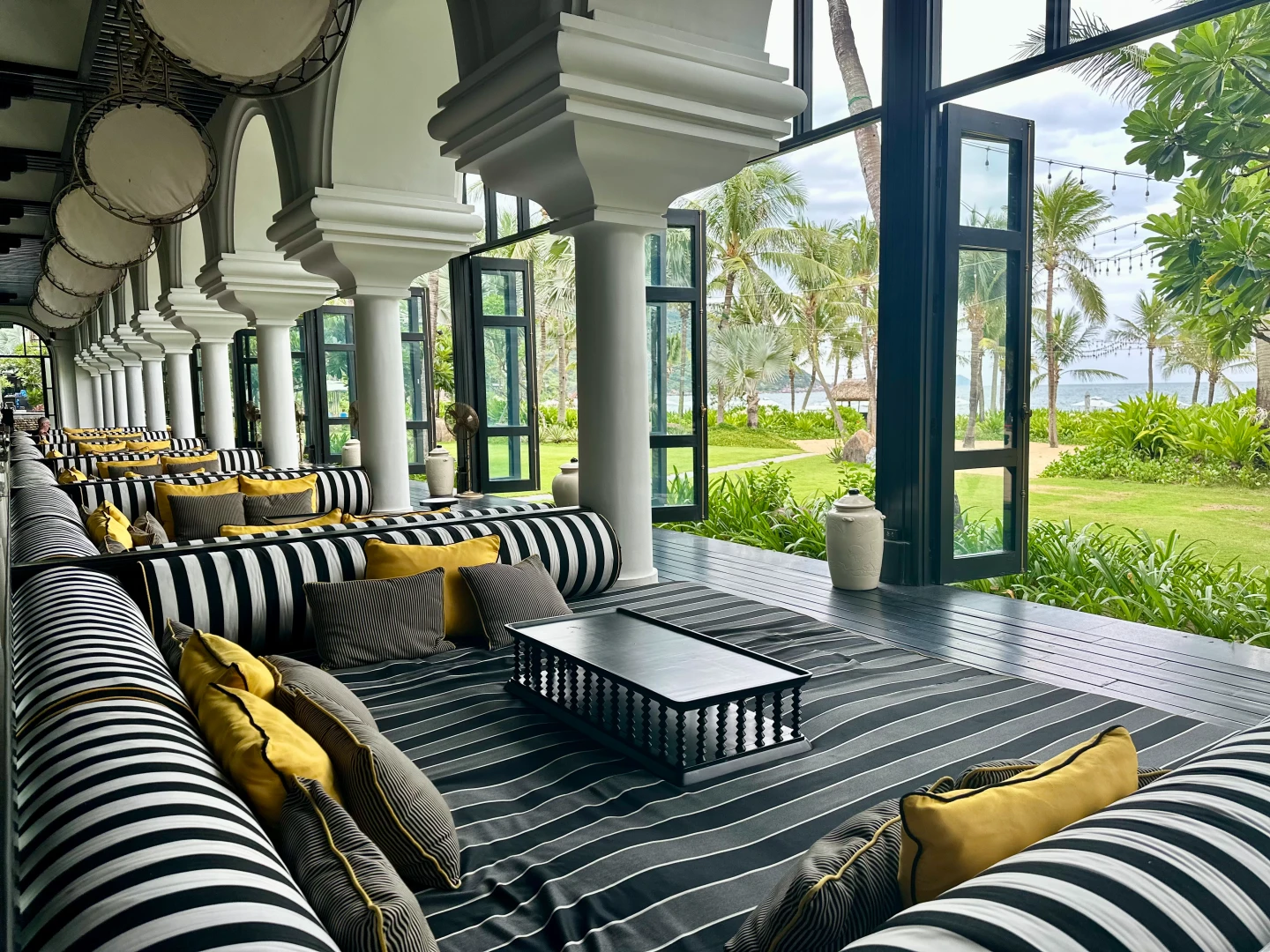 越南最長酒吧「L_O_N_G Bar」,能一邊小酌一邊遠眺海景。劉沛妘攝