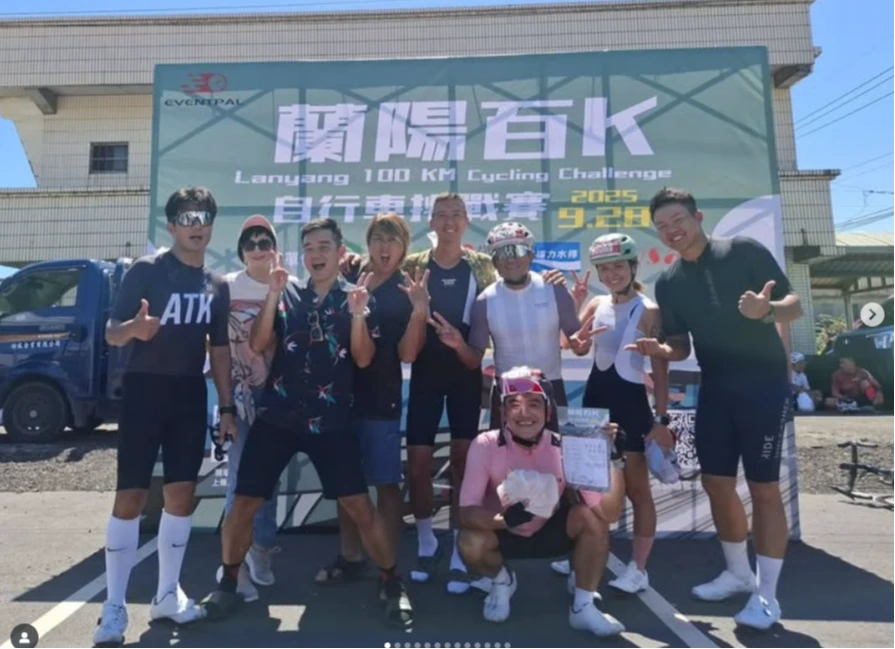 許書綺(右2)與老公小馬(右3)參加蘭陽百K自行車挑戰賽。取自許書綺IG