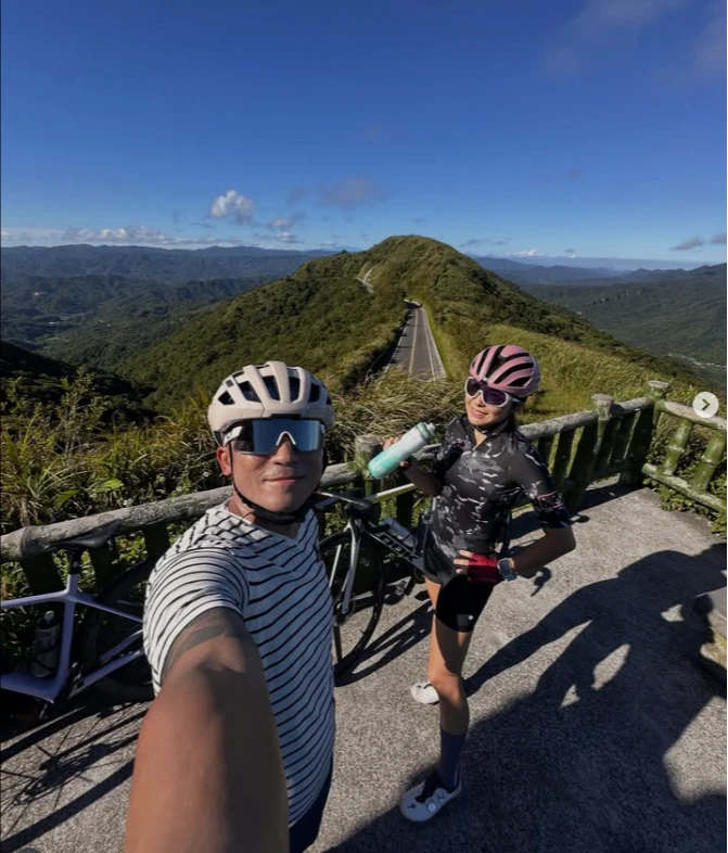 許書綺(右)與老公小馬熱愛運動。取自許書綺臉書