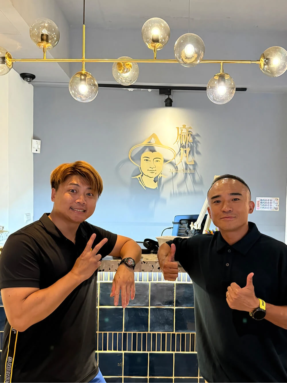 麻凡老闆Chris (左)堪稱Worky高玩,與馬哥分享透過Worky靈活用人的心法,沒有員工照樣能開店。取自官網