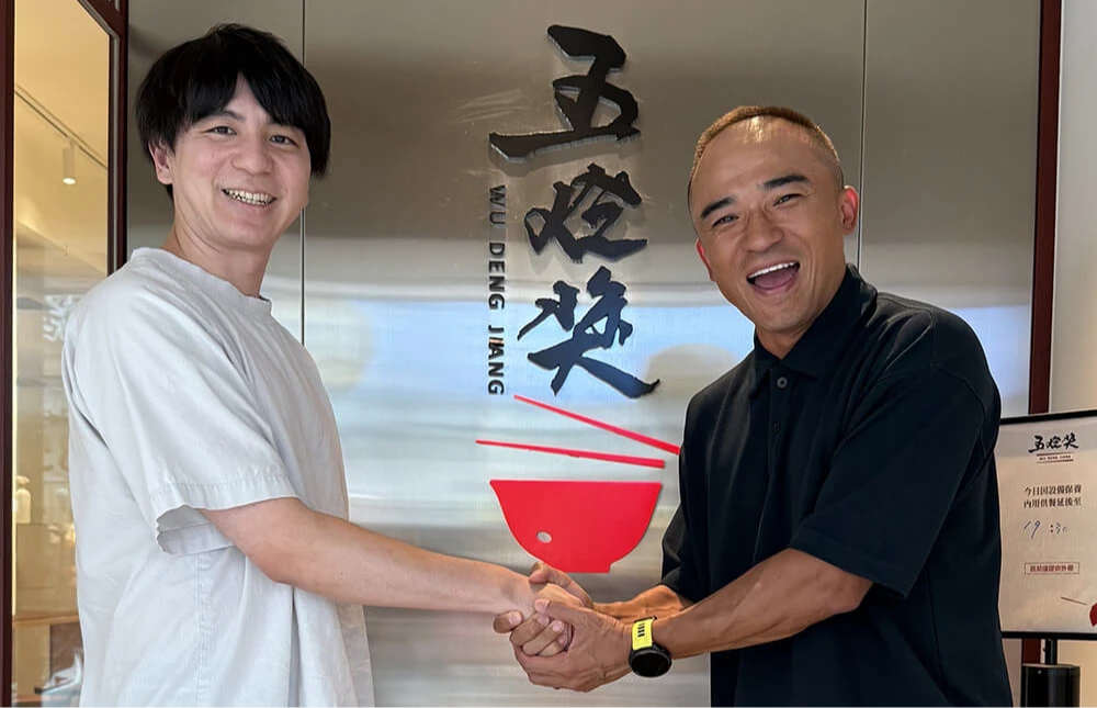 五燈獎品牌策略長黃郁傑(左)與馬哥暢談老品牌轉型的痛點與Worky合作解方。取自官網