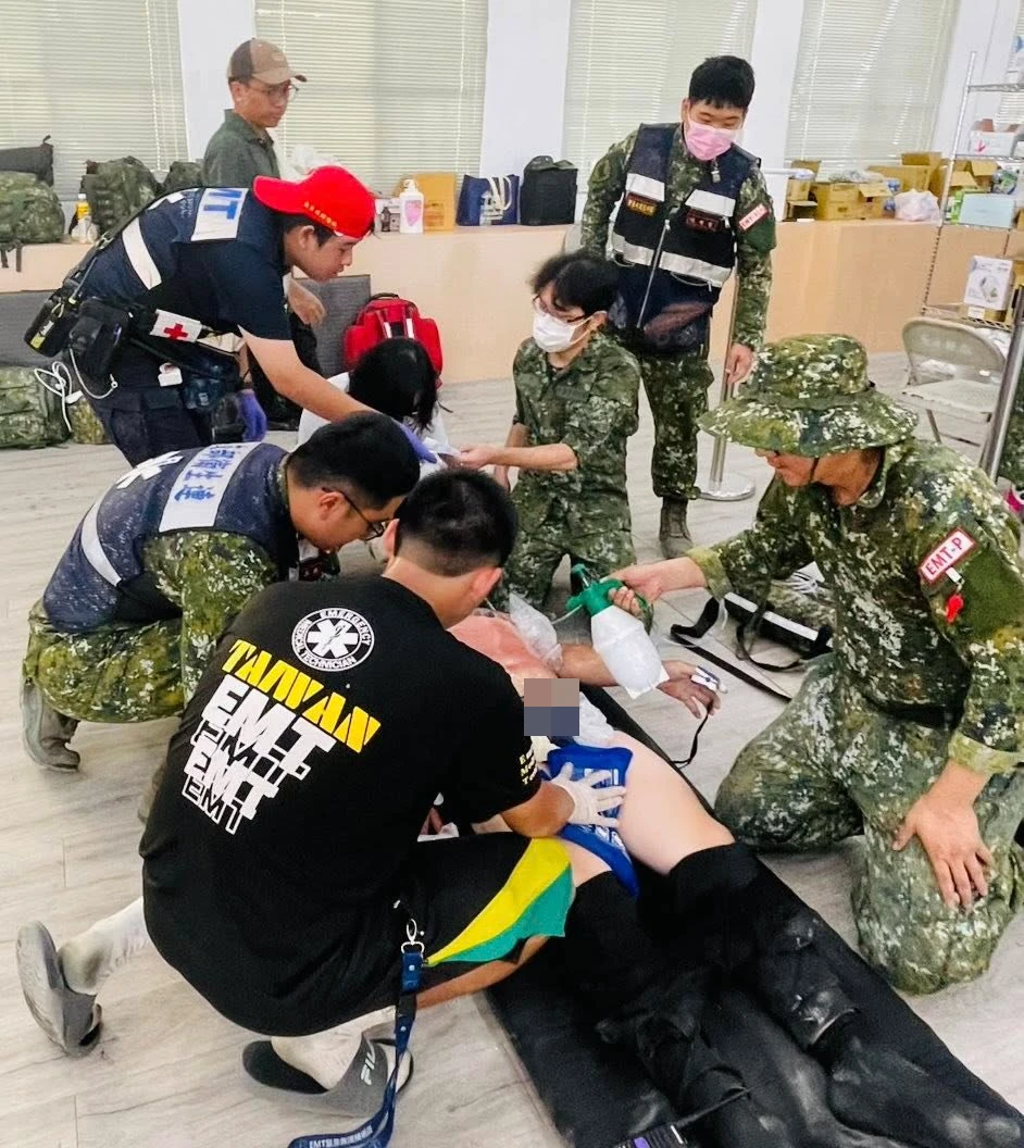 「鏟子超人」熱衰竭全身紅,醫緊急冰敷降溫搶救。取自FB @國軍花蓮總醫院