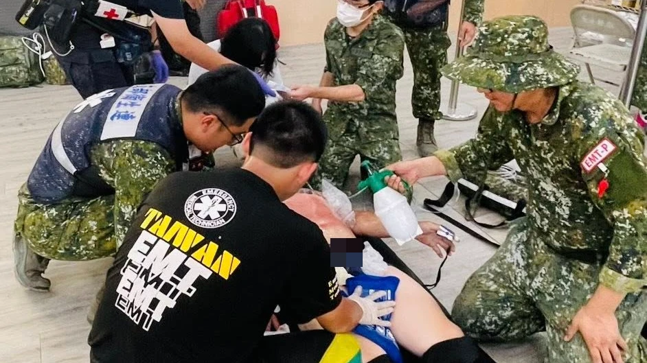 「鏟子超人」熱衰竭全身紅,醫緊急冰敷降溫搶救。取自FB @國軍花蓮總醫院