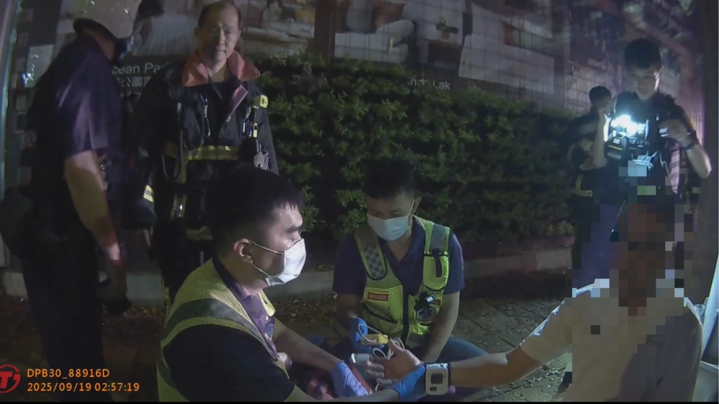 台中市張姓男子酒駕上路,遇到警方攔查,竟停放路變熄火鎖車裝睡,在消防人員準備破窗時,才嚇得緊急下車束手就擒。民眾提供