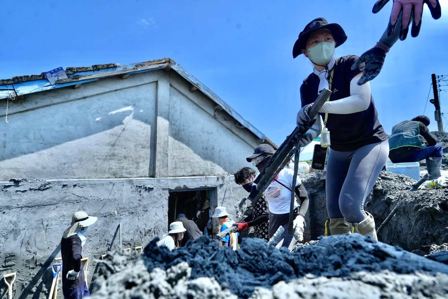 花蓮光復鄉湧入大批外地志工,協助救災復原。林林攝