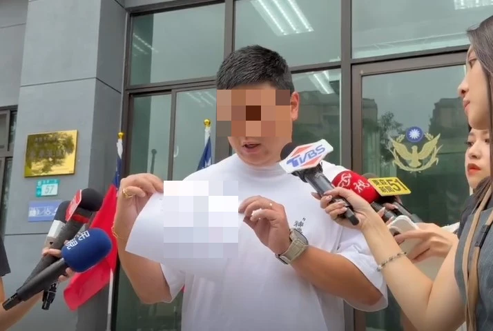 網紅家長不滿指該校收費昂貴,卻發生虐童情事,昨天下午親赴警分局提告。翻攝畫面