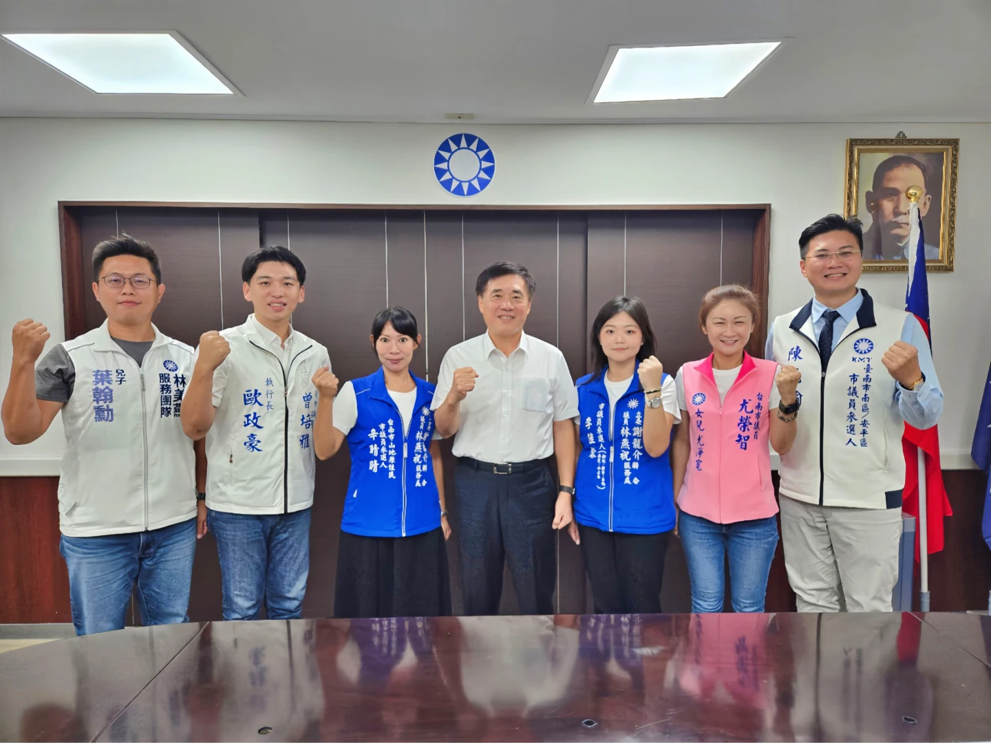 國民黨主席候選人郝龍斌拜會台南,一一面對年輕參選同志的犀利提問。南市議會國民黨黨團提供