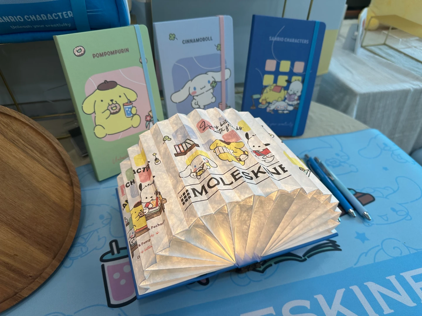 書本氛圍燈加價購899元。陳怡文攝