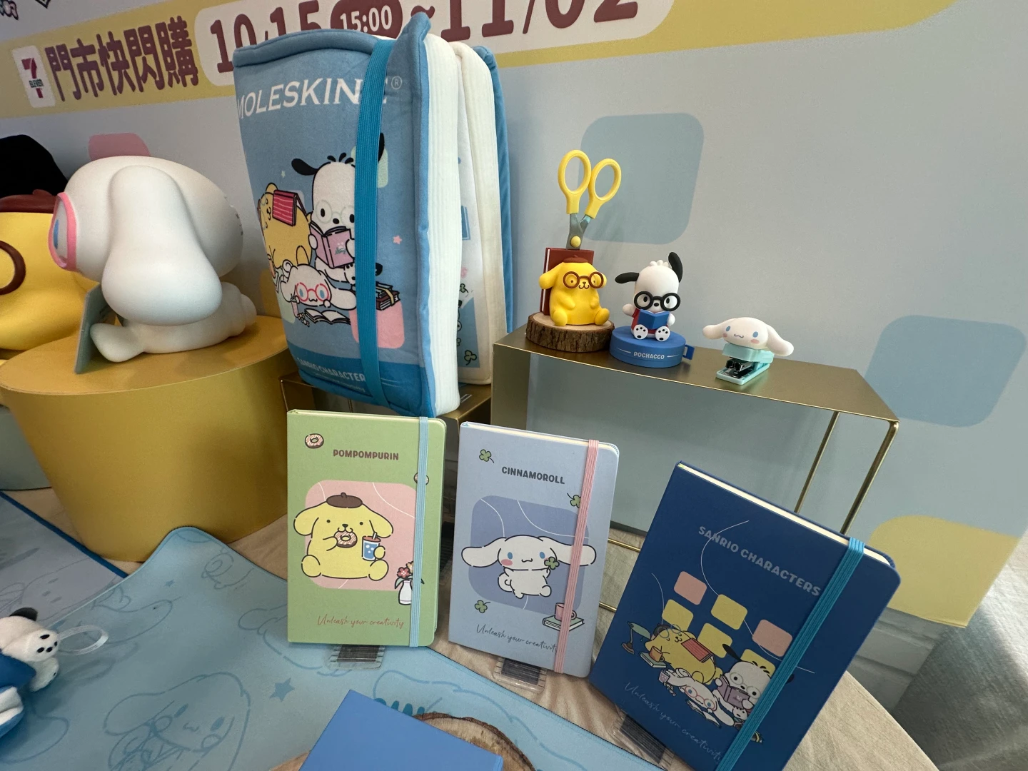 書本抱枕加價購449元、筆記本加價購399元、公仔造型文具加價購199元(款式隨機)。陳怡文攝