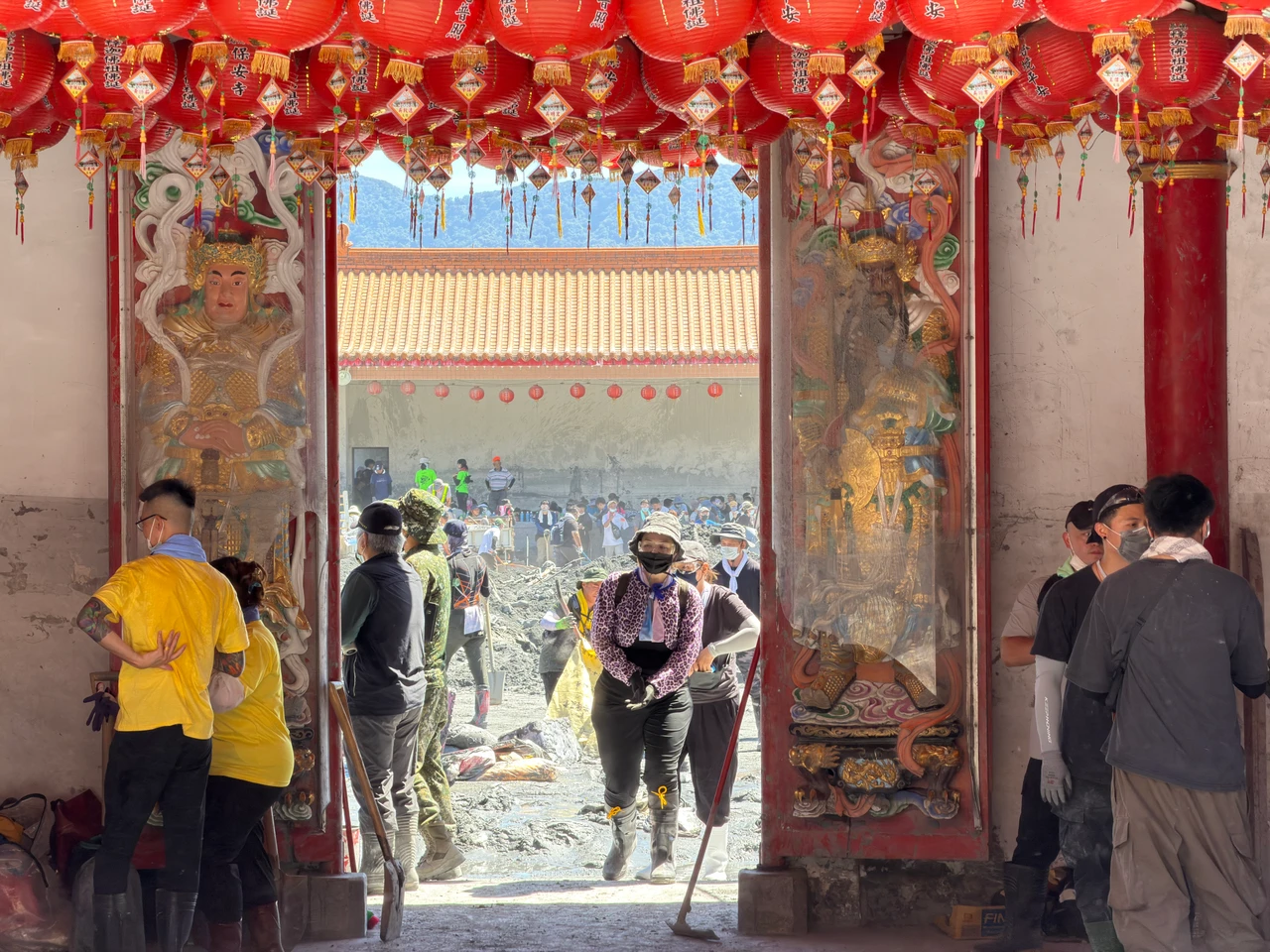 佛祖街的搶救工作以保安寺為集結中心,持續大批志工湧入幫忙。沈君帆攝