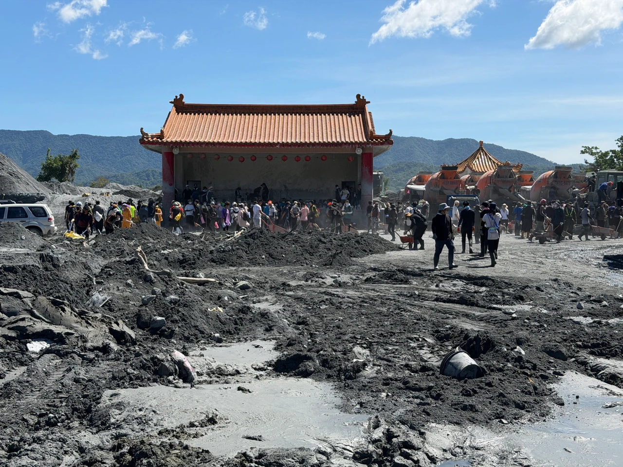 馬太鞍洪災受創最深的光復鄉佛祖街,許多地方仍然埋在一層樓高的淤泥裡,這裡的搶救工作以保安寺為集結中心。沈君帆攝