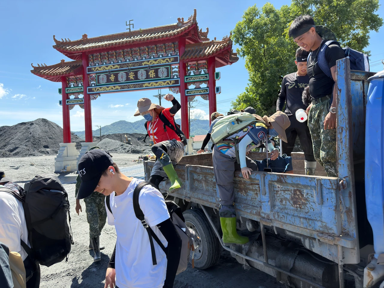 一車又一車載來數百志工。沈君帆攝