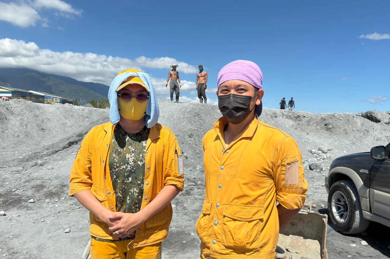 來自星宇航空的地勤人員張先生、楊先生,一放假就趕赴災區幫忙。沈君帆攝