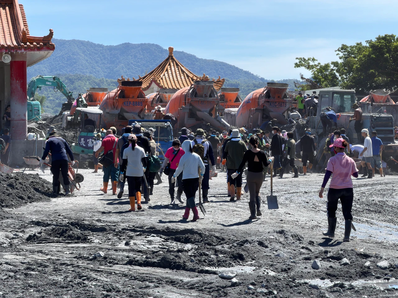 馬太鞍洪災受創最深的光復鄉佛祖街,許多地方仍然埋在一層樓高的淤泥裡,這裡的搶救工作以保安寺為集結中心。沈君帆攝