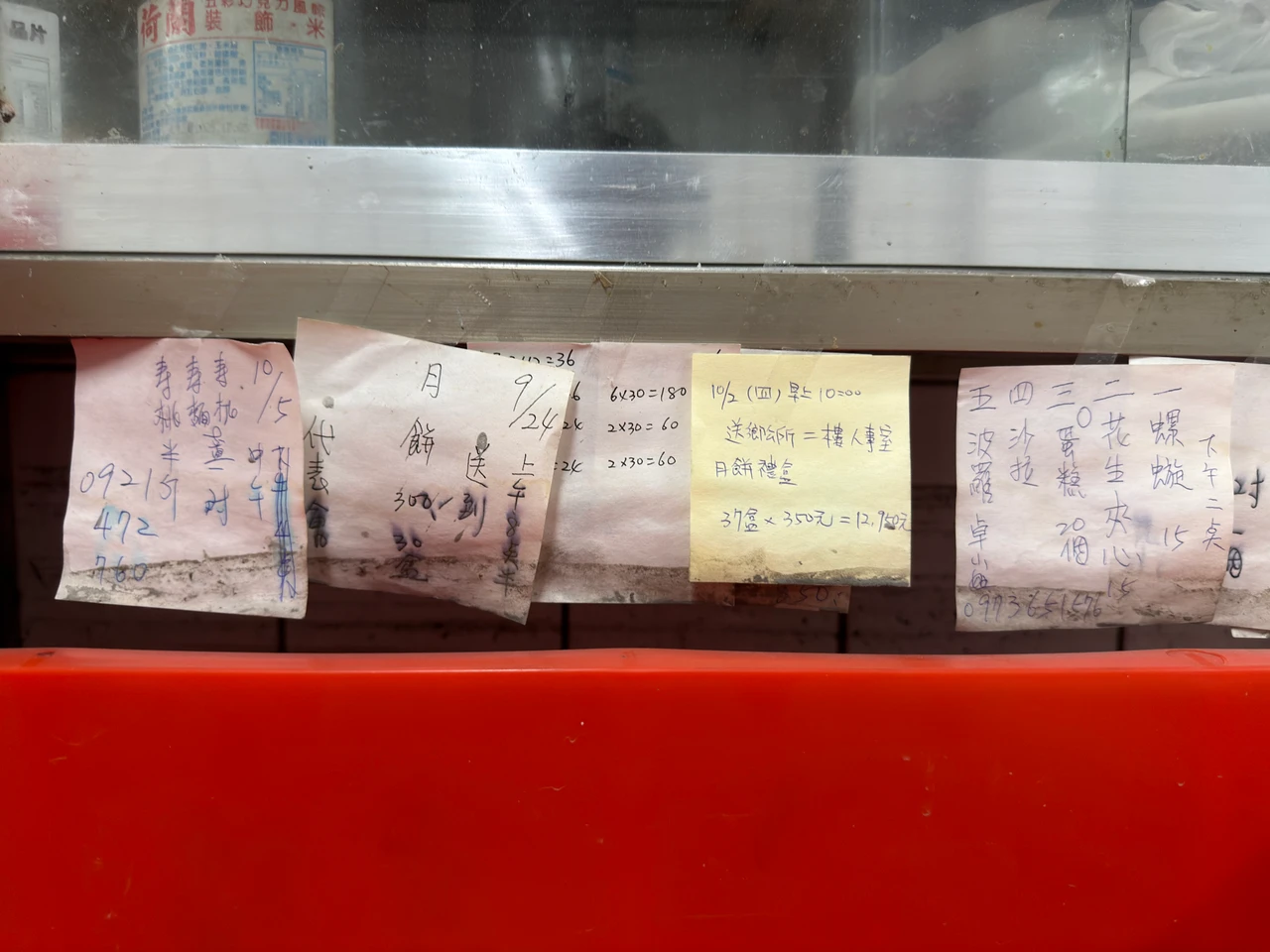 幸福麵包店淹水,中秋節的訂單也泡湯了。沈君帆攝