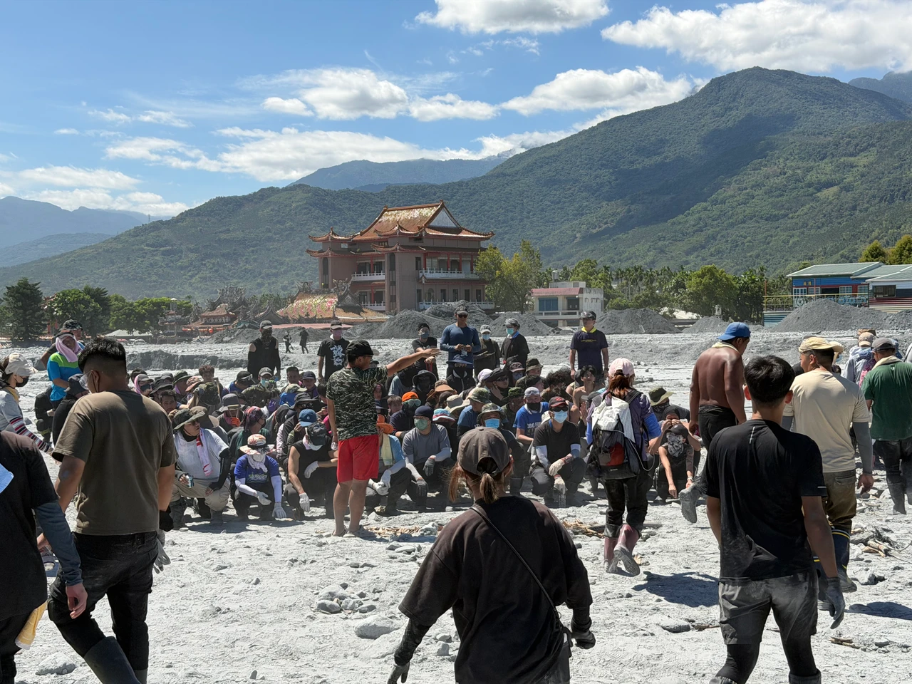 馬太鞍洪災受創最深的光復鄉佛祖街,許多地方仍然埋在一層樓高的淤泥裡,持續大批志工湧入幫忙。沈君帆攝