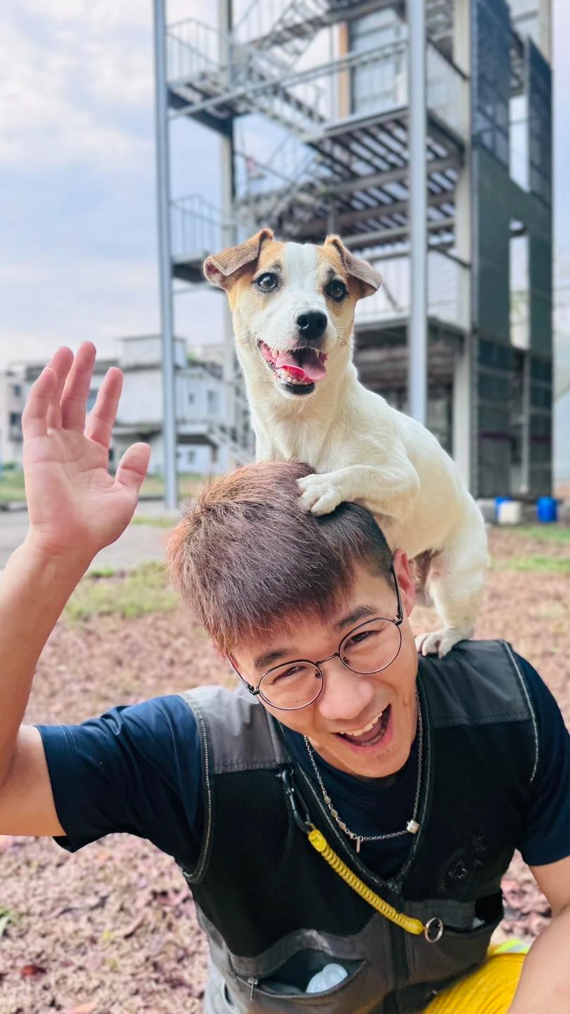 屏東特搜隊搜救犬Chubby今天一起前往光復災區,首要任務就是幫助失聯的5人回家。取自周春米臉書