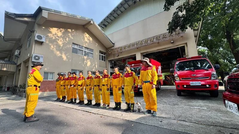 花蓮光復鄉仍有5人失聯,屏東特搜9日再出動13名搜救人員及搜救犬赴花蓮協助。屏東縣消防局提供