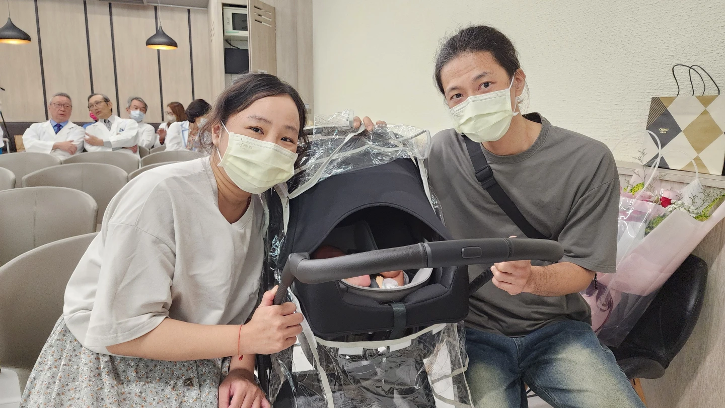 換腎媽林女士帶著丈夫、孩子亮相,分享溫馨喜悅。奇美醫院提供