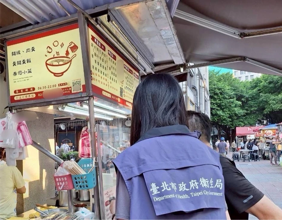 台北市衛生局擴大稽查13處夜市,抽驗84件豬腸產品,全數未檢出過氧化氫。衛生局提供