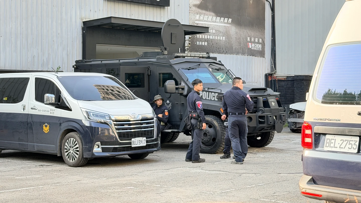 維安特勤隊出動BearCat裝甲車,駐守在會場旁待命。王煌忠攝