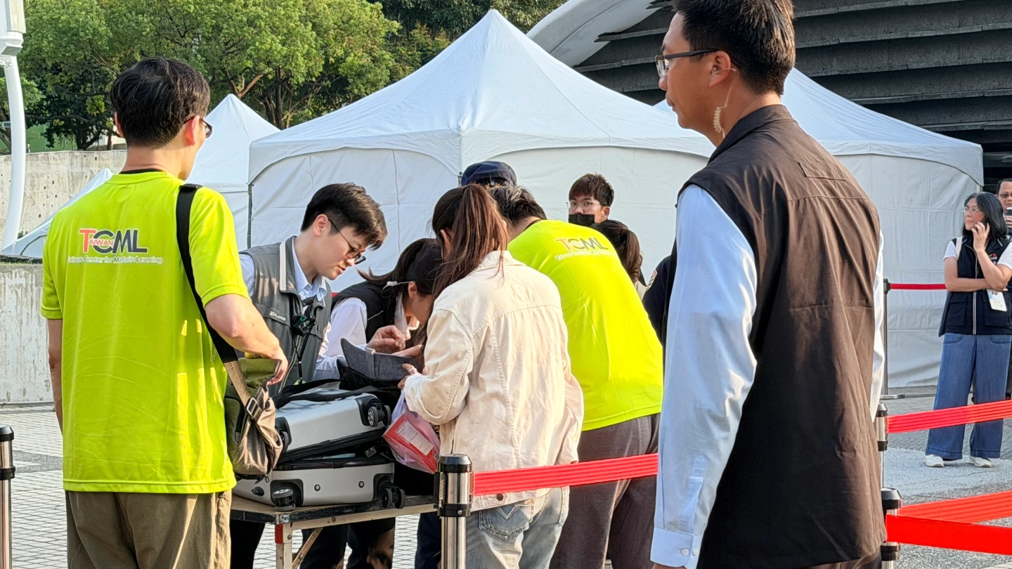 進場民眾必須接受嚴格安檢。王煌忠攝