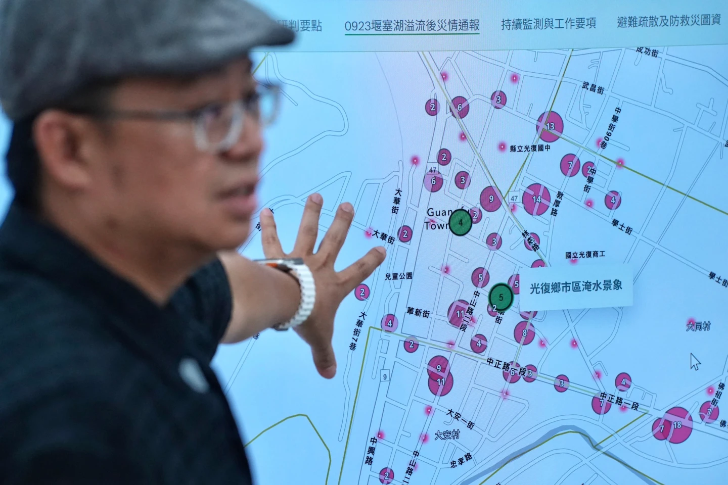 東華大學副教授郭俊麟介紹,團隊利用地理資訊系統,協助花蓮光復鄉洪災救災。林林攝