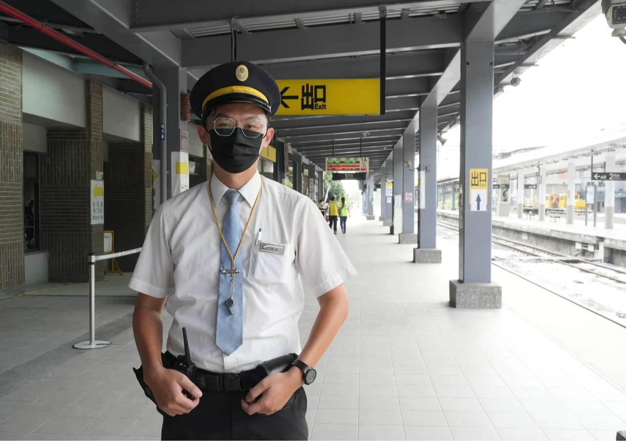 一名從潮州過來花蓮光復車站幫忙的陳車長。梁建裕攝