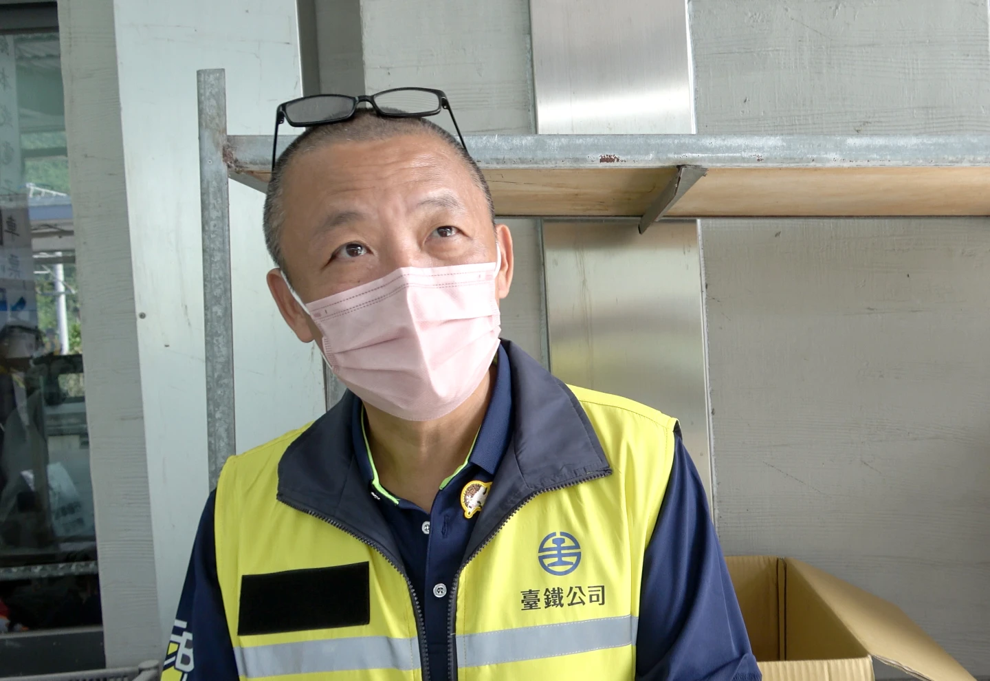 台鐵員工柳先生表示,中秋連假運量高達5萬人次,「工作12小時,坐下來時間沒有超過1小時。」梁建裕攝